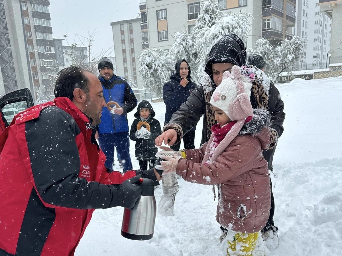 Onikişubat Belediyesi&rsquo;nden Kar Soğuğuna Y&uuml;rek Isıtan Dayanışma