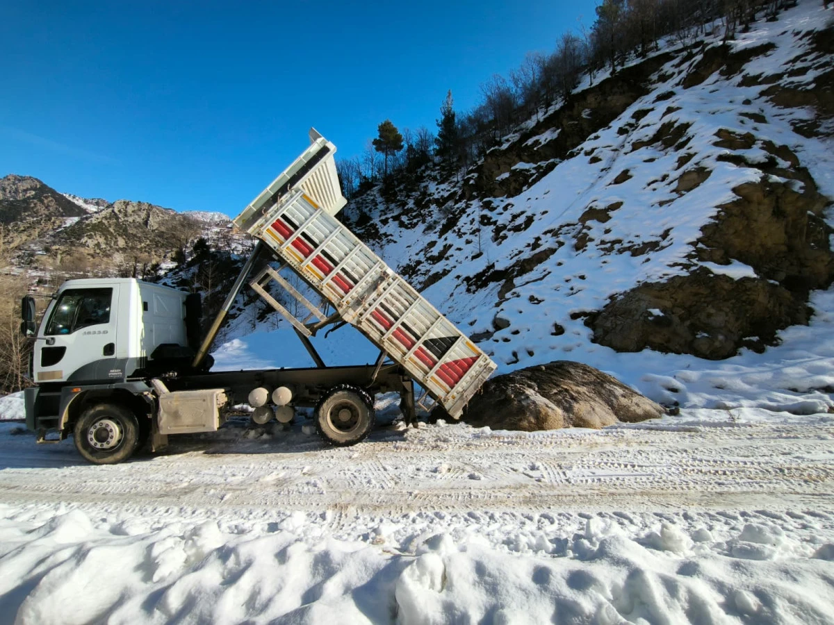 Onikişubat Belediyesi&rsquo;nden kırsalda aralıksız karla m&uuml;cadele