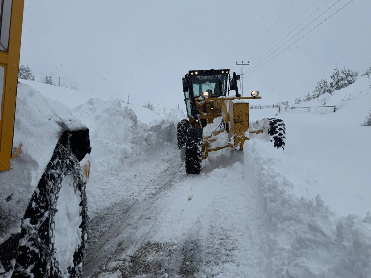 Onikişubat Belediyesi&rsquo;nden kırsalda kesintisiz ulaşım i&ccedil;in 7/24 karla m&uuml;cadele