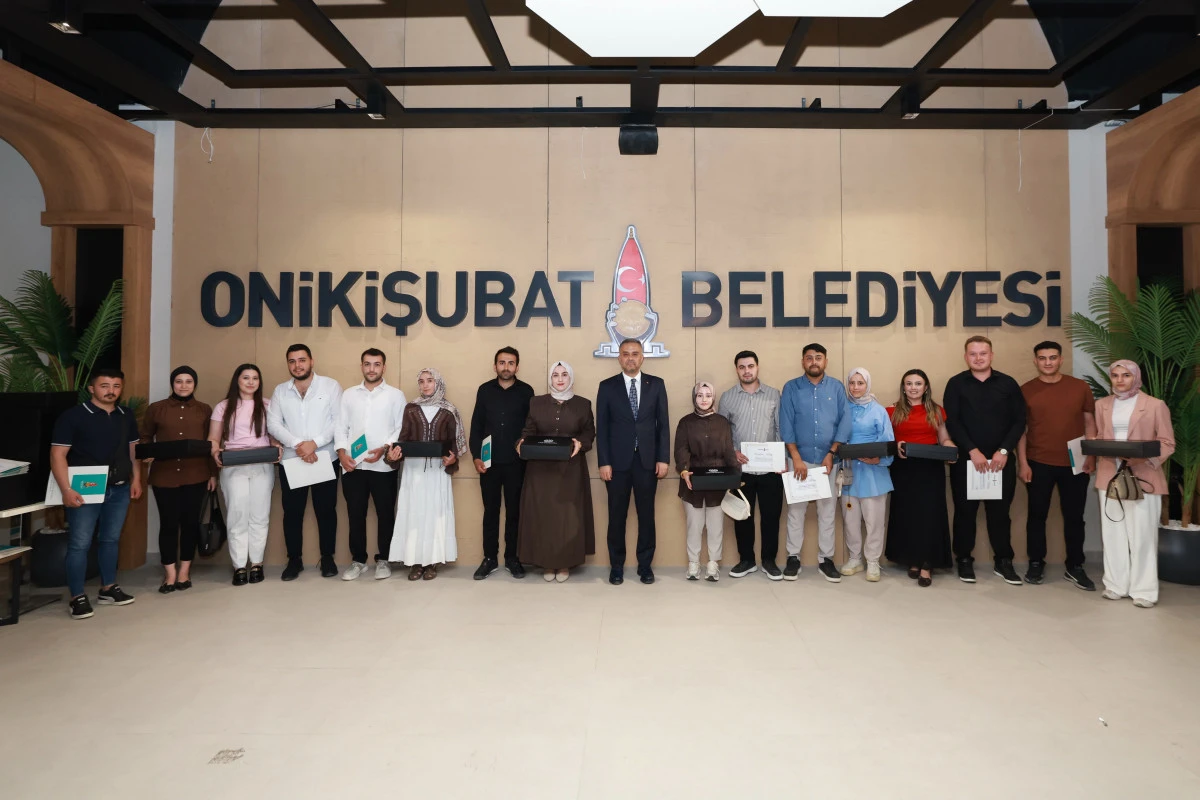 Onikişubat Belediyesi&rsquo;nin Evlilik Okulu&rsquo;nu tamamlayan ilk 50 &ccedil;ift sertifikalarını aldı