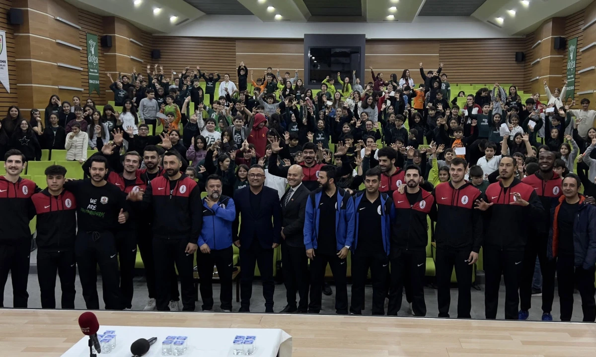 Onikişubat Belediyespor&rsquo;un voleybolcuları, Kahramanmaraşlı gen&ccedil;lere ilham oluyor