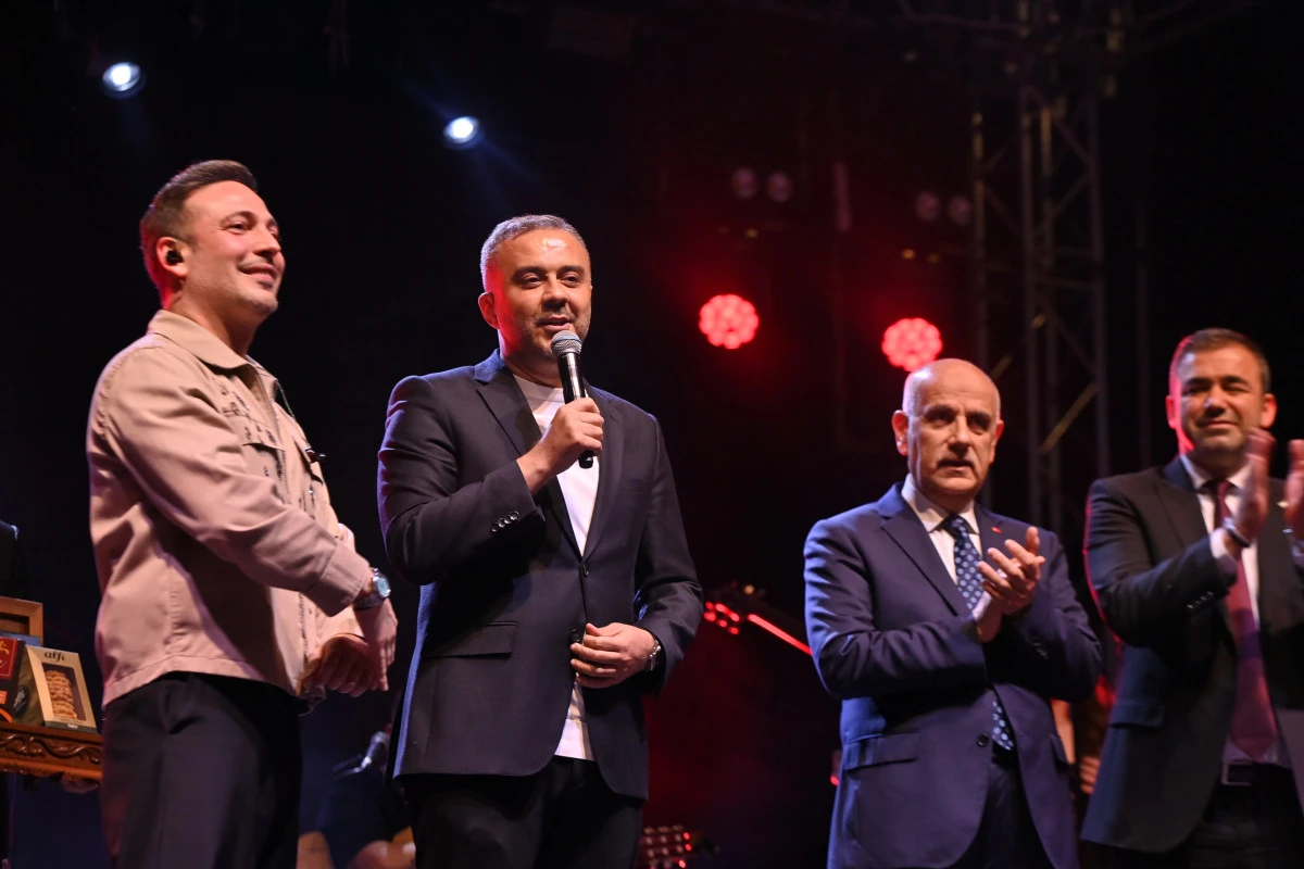 Onikişubat Gençlik Festivali’nin ilk konserinde Oğuzhan Koç sahne aldı