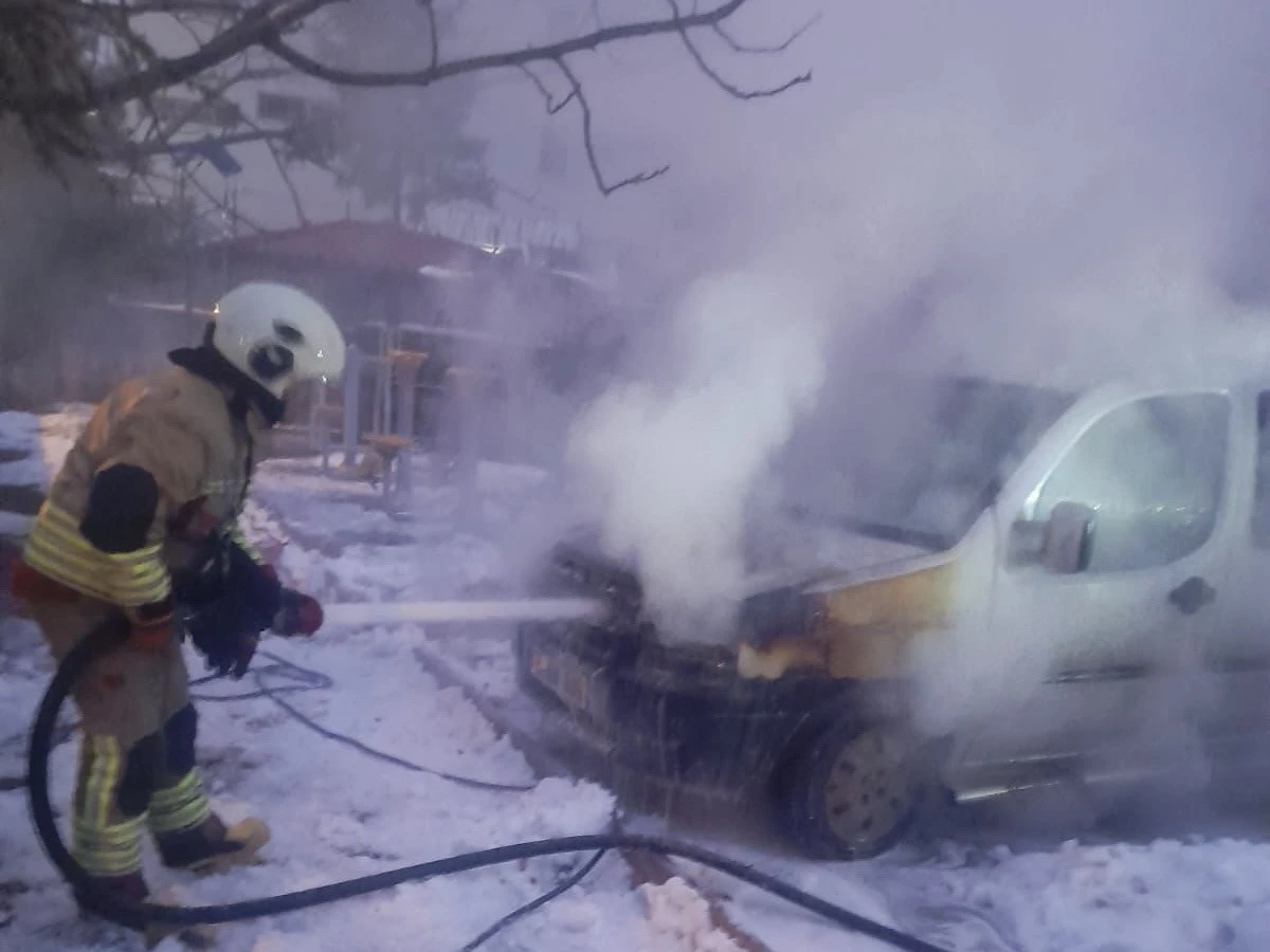 Onikişubat&rsquo;ta Ara&ccedil; Yangını: İtfaiyeden Hızlı M&uuml;dahale