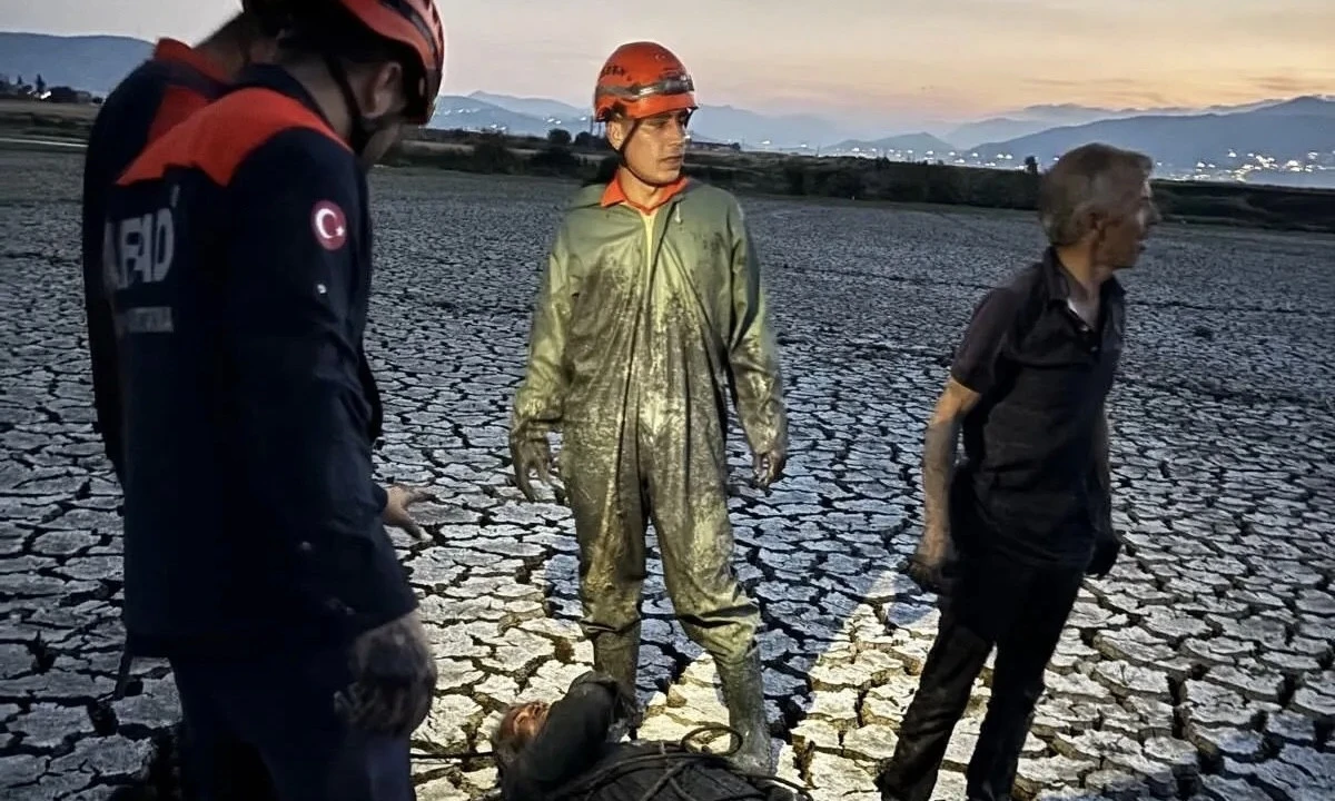 Onikişubat&rsquo;ta &Ccedil;amura Saplanan Yaşlı Adamı Ekipler Kurtardı