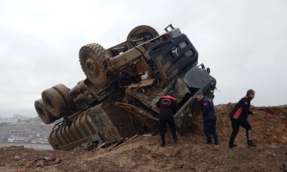 Onikişubat&rsquo;ta Feci Kaza: Damperli Kamyon Şarampole Yuvarlandı, 1 Kişi Hayatını Kaybetti