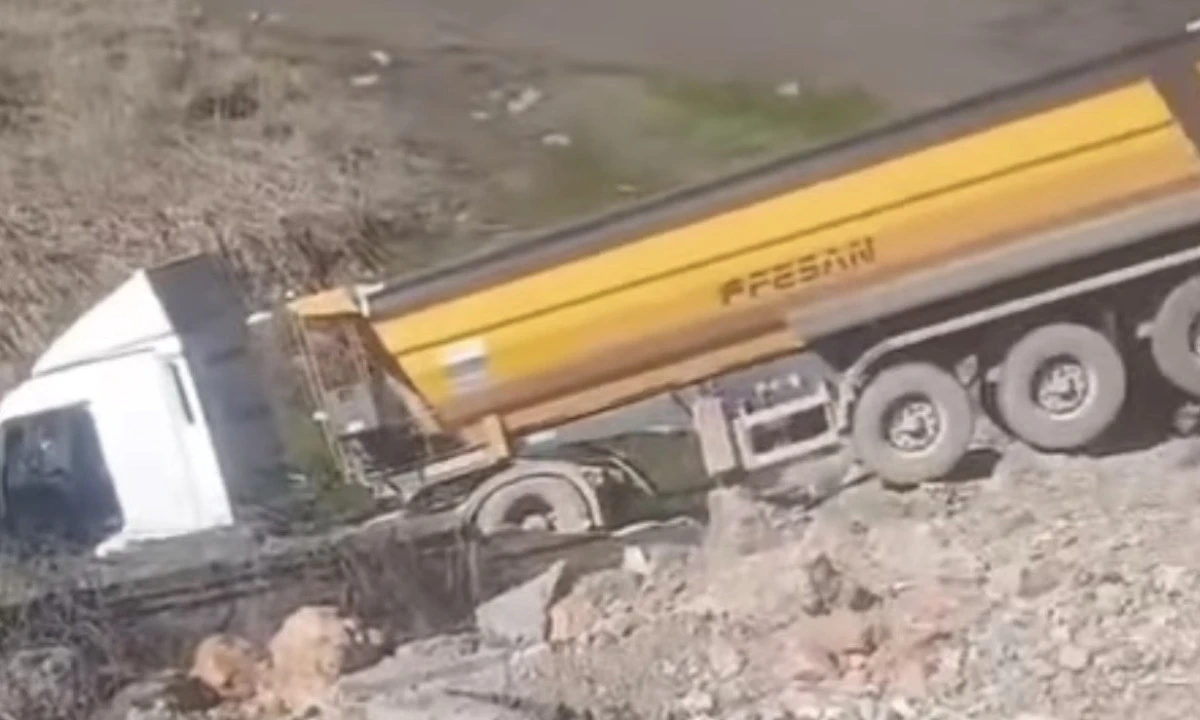 Onikişubat&rsquo;ta Hafriyat Kamyonu Şarampole Yuvarlandı: Kumaşır G&ouml;l&uuml;&rsquo;ne D&uuml;şmekten Son Anda Kurtuldu