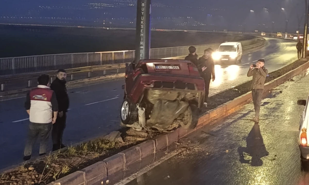 Onikişubat&rsquo;ta kaza: Otomobil orta ref&uuml;je &ccedil;ıktı, ara&ccedil; hurdaya d&ouml;nd&uuml;