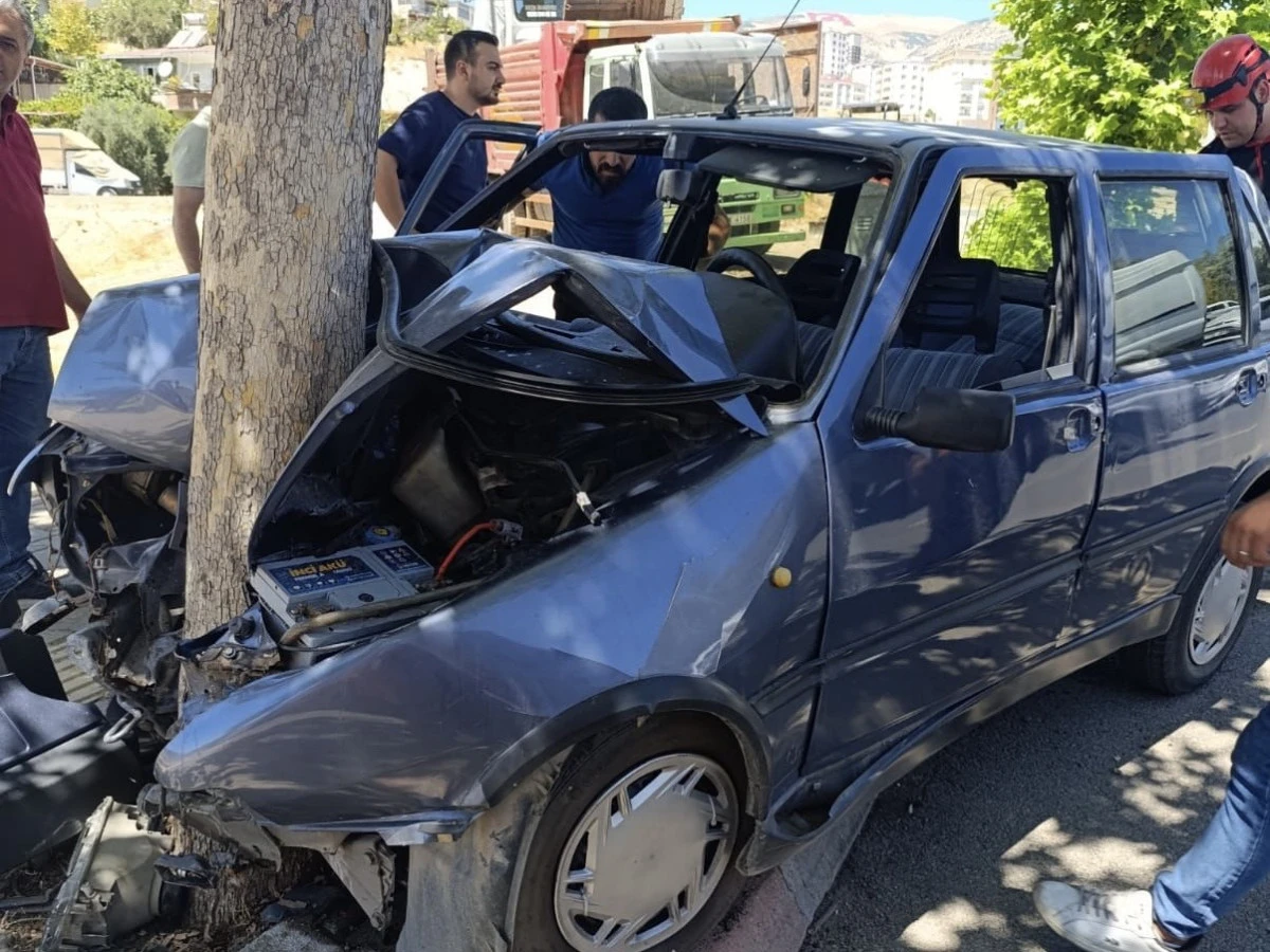 Onikişubat’ta korkutan kaza: Otomobil ağaca çarparak durdu