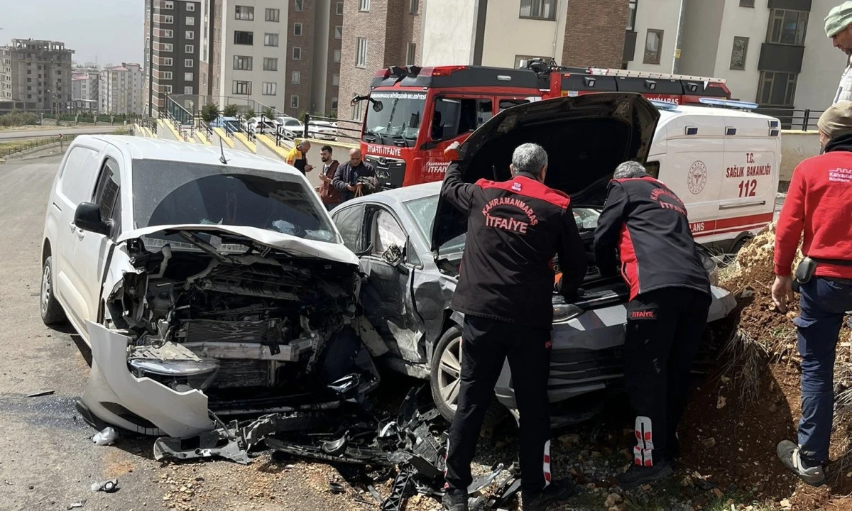 Onikişubat&rsquo;ta Sıkışmalı Trafik Kazası: 3 Yaralı Kurtarıldı