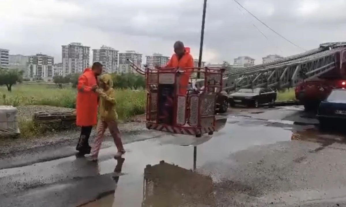 Onikişubat&rsquo;ta Sitede Yangın: Engelli Vatandaş ve 3 Kişi İtfaiye Ekiplerince Kurtarıldı