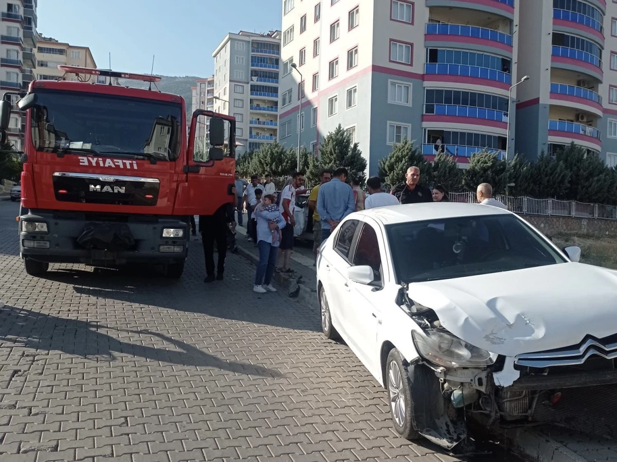 Onikişubat’ta Trafik Kazası: Kaldırıma Çarpan Araçta 1 Kişi Yaralandı