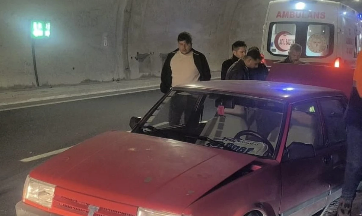 Onikişubat&rsquo;ta T&uuml;nelde Kaza: Ara&ccedil; Kaldırıma &Ccedil;arparak Durabildi