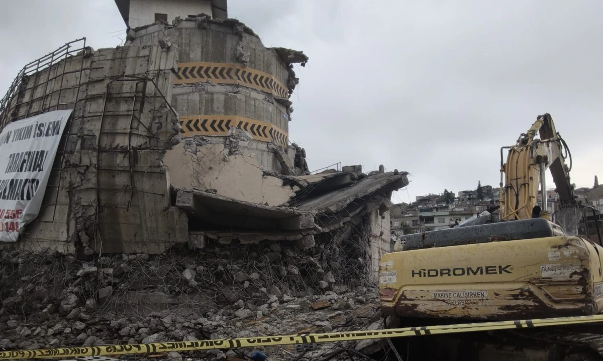 Onikişubat&rsquo;ta Yıkım Sırasında G&ouml;&ccedil;&uuml;k: İş Makinesi Operat&ouml;r&uuml; Sağ Kurtarıldı