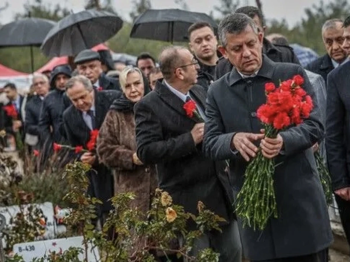 &Ouml;zg&uuml;r &Ouml;zel ve Mansur Yavaş Kahramanmaraş&rsquo;ta: Deprem Şehitlerine Karanfil Bıraktı, Dualarla Andı