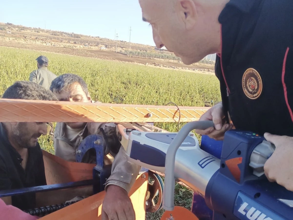 Pazarcık Narlı&rsquo;da Sulama Makinesine Kolu Sıkışan &Ccedil;ift&ccedil;iyi İtfaiye Kurtardı