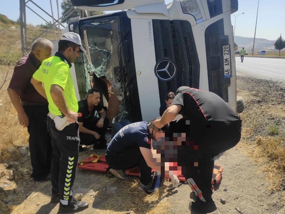 Pazarcık’ta Feci Kaza: Tır Yan Yattı, Sürücü Ağır Yaralandı