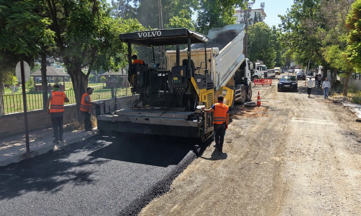 Pazarcık&rsquo;ta Sıcak Asfalt Seferberliğine İstasyon Caddesi ile Başladı