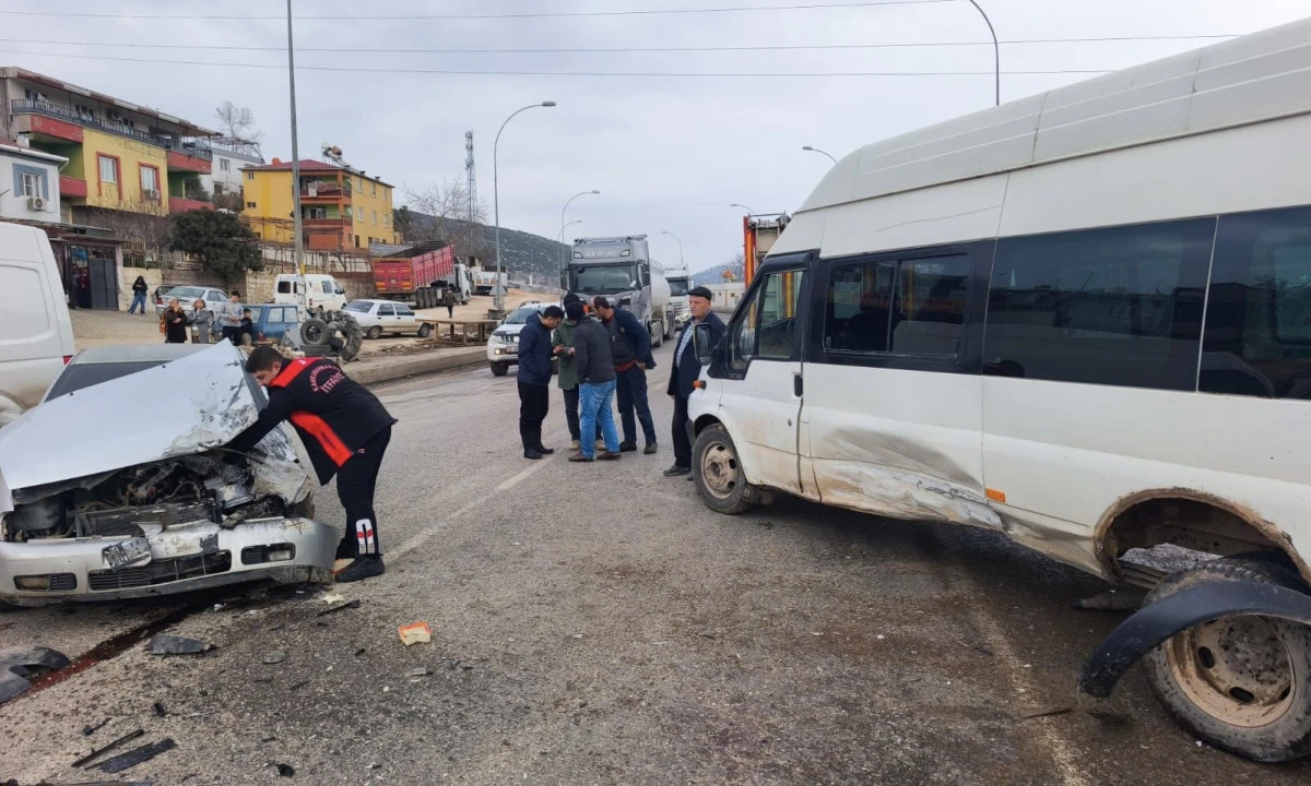 Pazarcık&rsquo;ta Trafik Kazası: 2 Yaralı Kurtarıldı