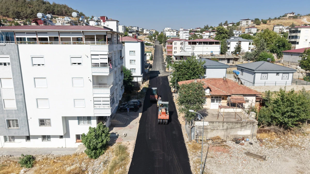 Pazarcık&rsquo;ta yollar B&uuml;y&uuml;kşehir&rsquo;le yenileniyor