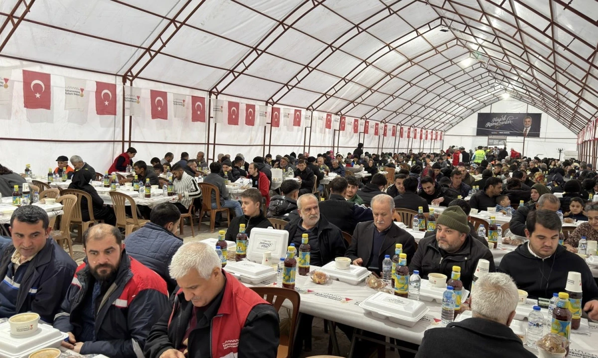 Ramazan&rsquo;ın İlk G&uuml;n&uuml;nde B&uuml;y&uuml;kşehir&rsquo;in İftar &Ccedil;adırlarında Dayanışma ve Neşe Bir Arada