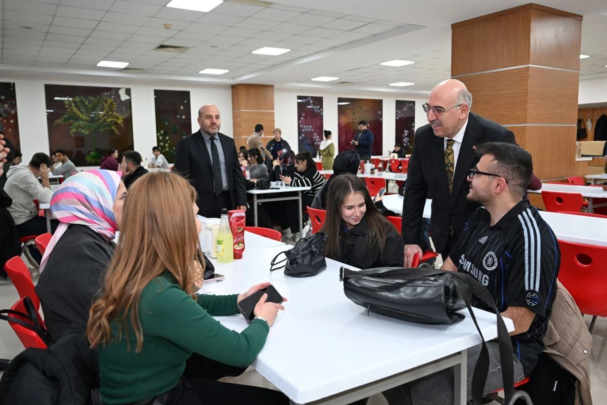 Rekt&ouml;r Ak, &ouml;ğrencilerle iftarda buluştu