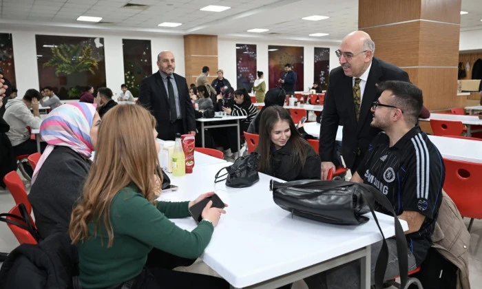 Rekt&ouml;r Ak, &ouml;ğrencilerle iftarda buluştu