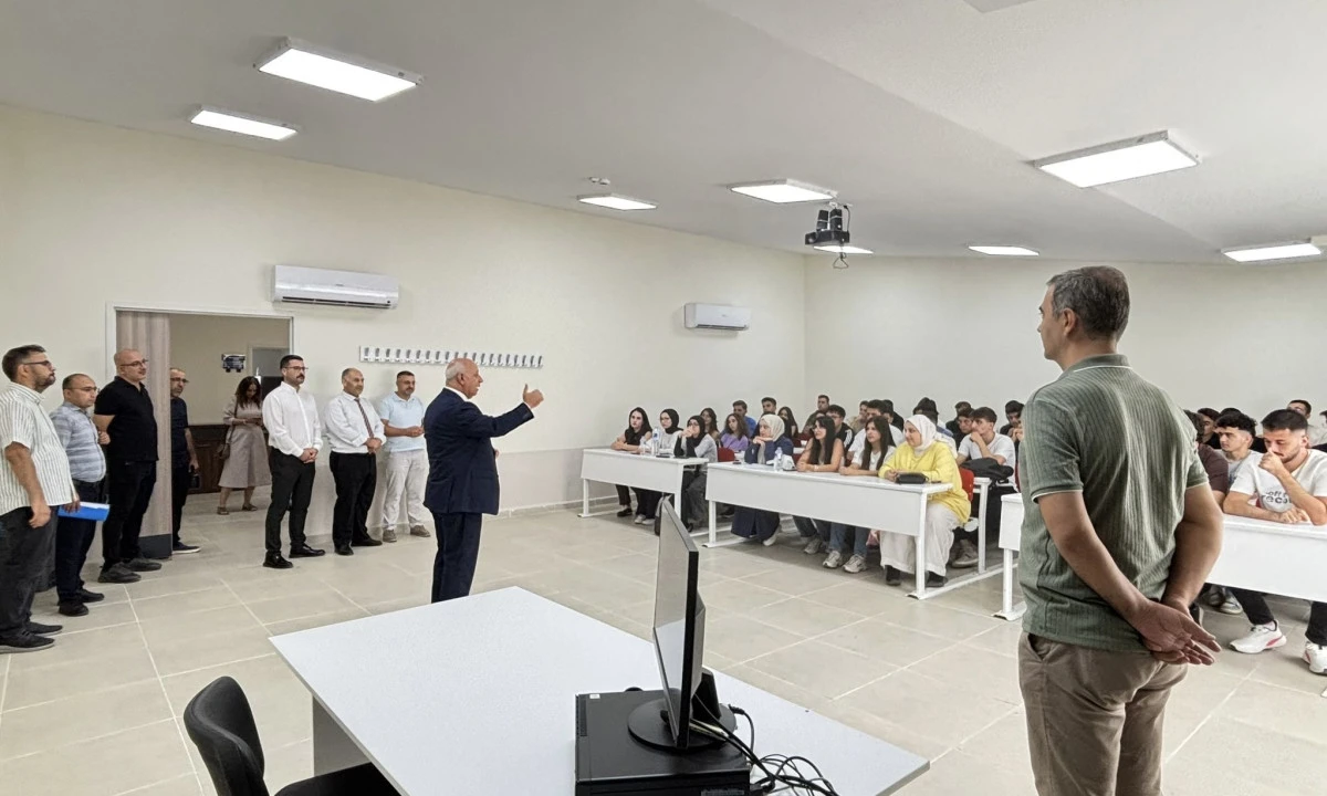 Rektör Bakan, Yeni Eğitim-Öğretim Yılının İlk Gününde Öğrencilerle Buluştu