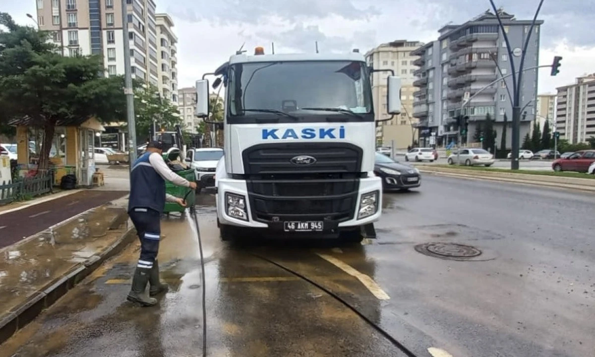 Sağanak Sonrası Hızlı Müdahale: Caddeleri Kaplayan Çamur ve Molozlar Temizlendi