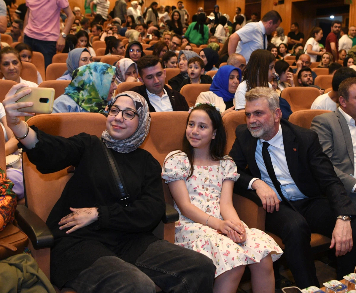 Sahne Maraş’tan 80’lere Yolculuk: “O Film Öyle Değil” Ayakta Alkışlandı