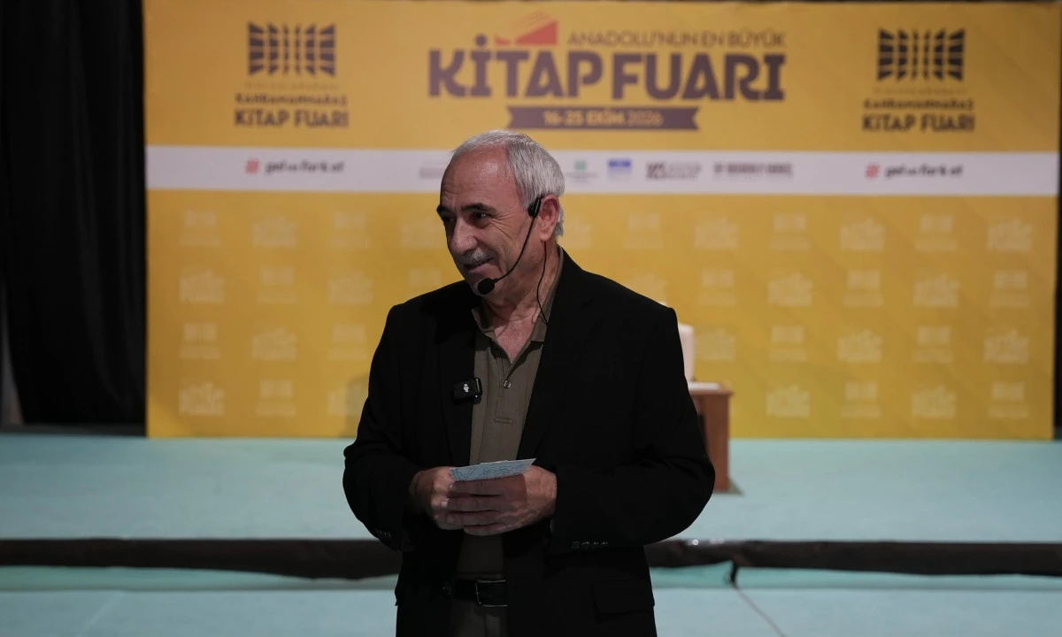 Şair Nurullah Gen&ccedil;, Kitap Fuarı&rsquo;nda Şiir ve Edebiyatı Anlattı