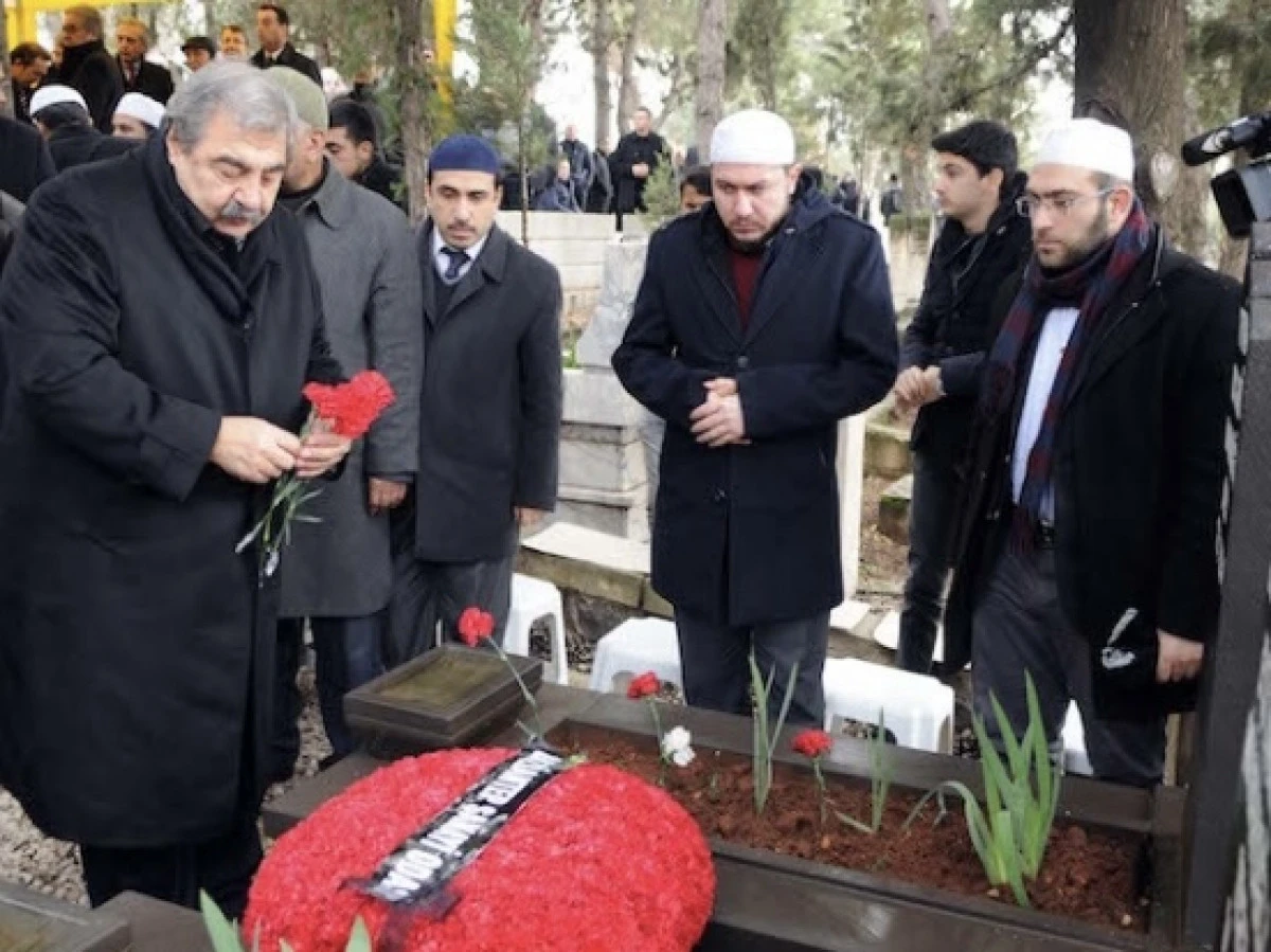 Sani Konukoğlu vefatının 32&rsquo;nci yılında dualarla anıldı