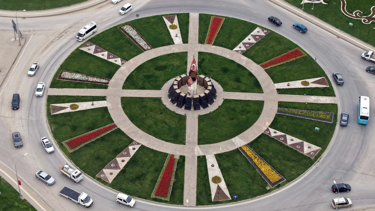 Şehir &ccedil;i&ccedil;ek a&ccedil;tı; kavşaklarda g&ouml;rsel ş&ouml;len