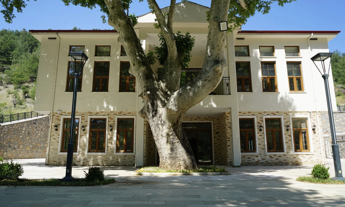 Şehrin En Eski Buluşma Noktası&hellip;  &Ccedil;ınaraltı &Ccedil;ay Bah&ccedil;esi&rsquo;nde &Ccedil;alışmalar Tamamlanıyor