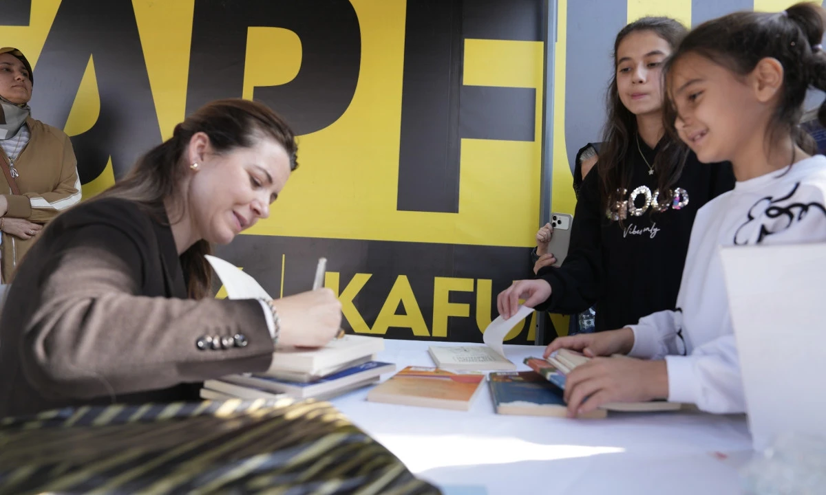 Şermin Yaşar, Kitap Fuarı&rsquo;nda Okurlarıyla Buluştu