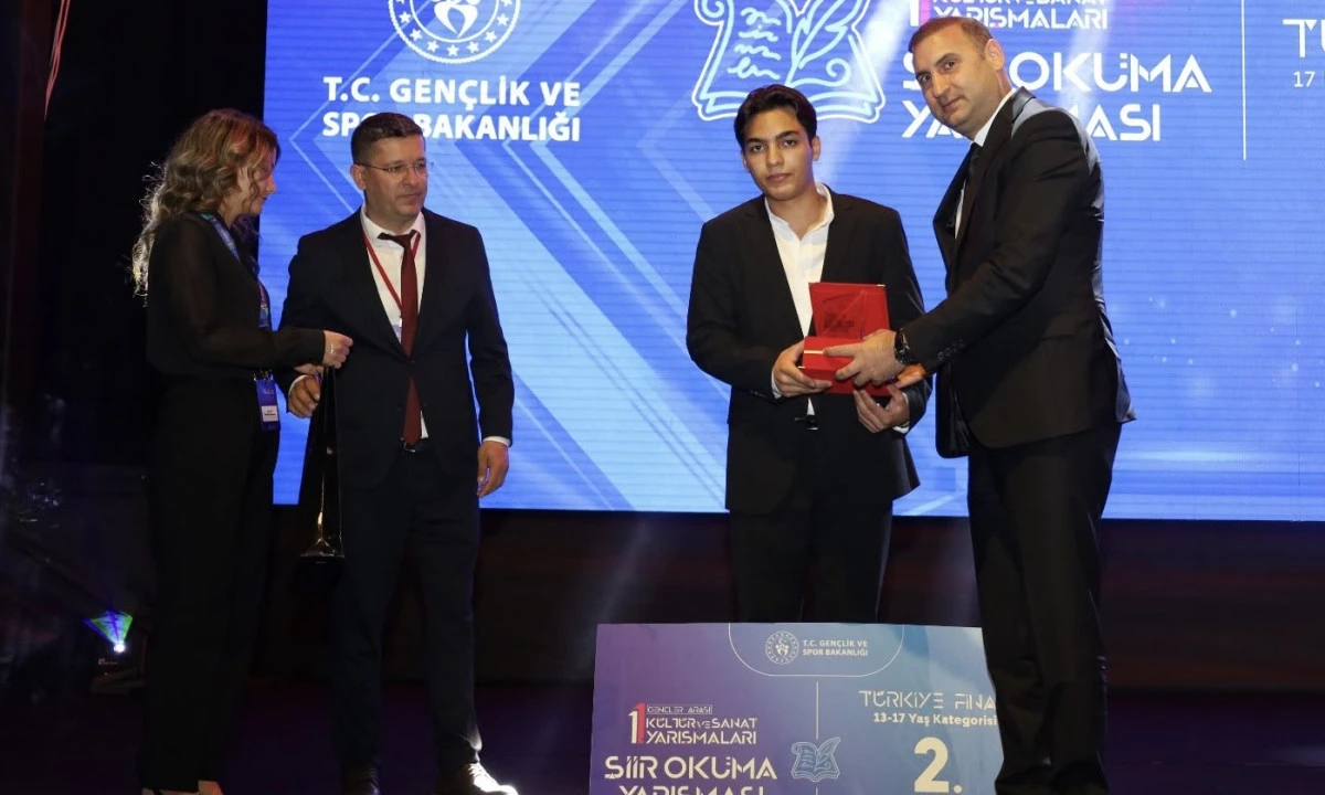 Şiirin T&uuml;rkiye Finali Kahramanmaraş&rsquo;ta Yapıldı: Gen&ccedil;lerin Performansı Ayakta Alkışlandı