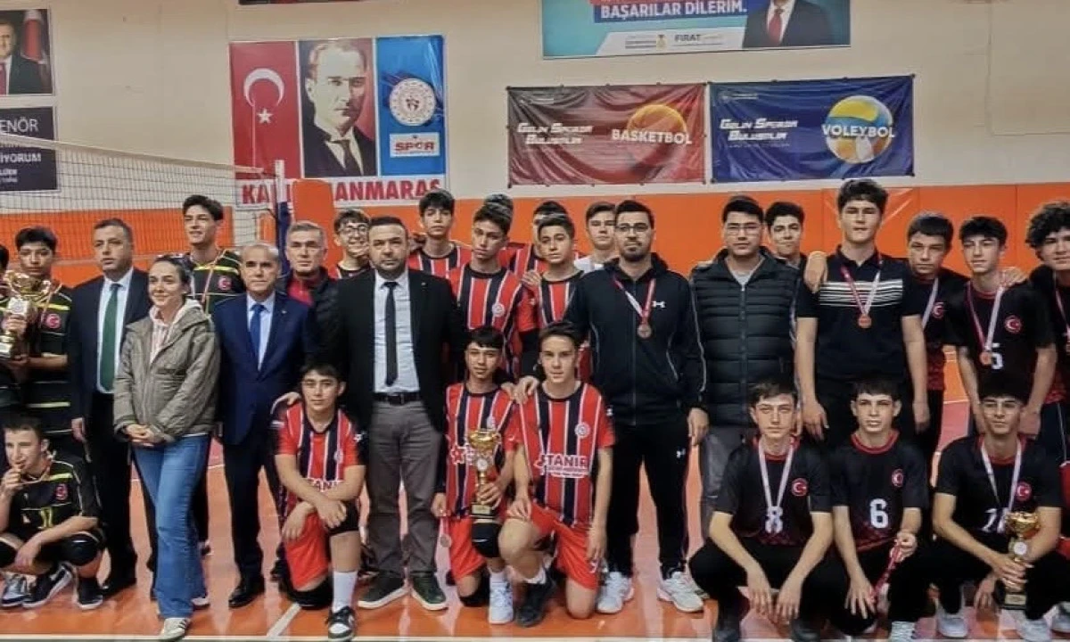 S&uuml;t&ccedil;&uuml; İmam Anadolu İmam Hatip Lisesi&rsquo;nden Voleybolda B&uuml;y&uuml;k Başarı: İl İkinciliği