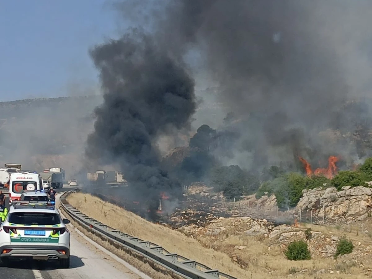 TAG Otoyolu’nda şarampole devrilen yağ yüklü tanker alev aldı: Sürücü yaralı