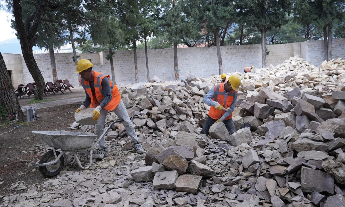Tarihi Kalede Depremin İzleri Hızla Siliniyor