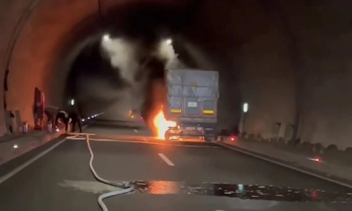 Tekir T&uuml;nelleri&rsquo;nde TIR Yangını: Alevler B&uuml;y&uuml;meden S&ouml;nd&uuml;r&uuml;ld&uuml;