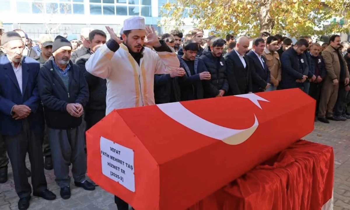 Terhisinden Dört Gün Sonra Hayata Veda Eden Genç, Askeri Törenle Uğurlandı