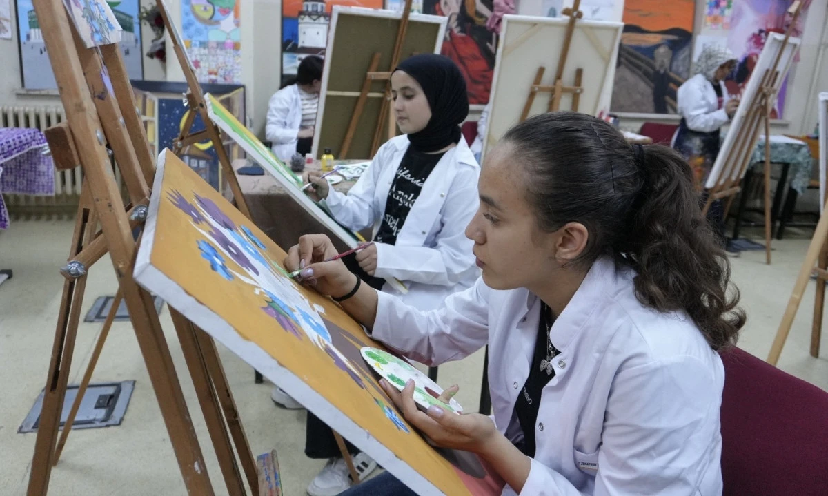 Toki Yıldız Kız Mesleki Ve Teknik Anadolu Lisesi&rsquo;nde &Ouml;ğrencilere Resimle Gelişim Fırsatı