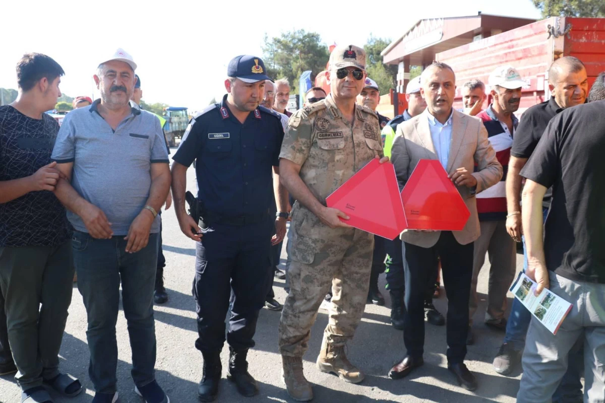 Traktör Kazalarını Önlemek İçin Reflektör Takıldı: Jandarmadan Güvenlik Hamlesi