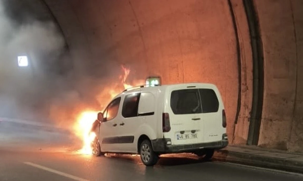  T&uuml;nelde Ara&ccedil; Yangını: Trafik Ekiplerinden Hızlı M&uuml;dahale