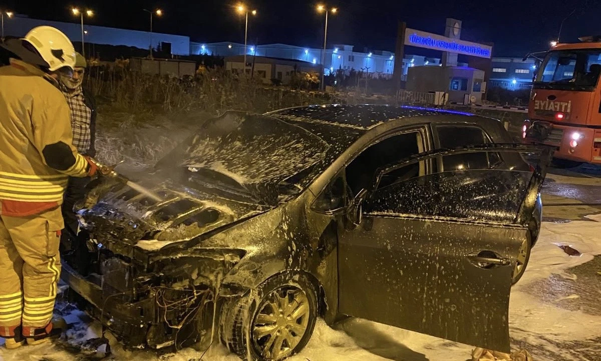 T&uuml;rkoğlu OSB &Ouml;n&uuml;nde Ara&ccedil; Yangını: İtfaiye Ekipleri Alevleri B&uuml;y&uuml;meden S&ouml;nd&uuml;rd&uuml;