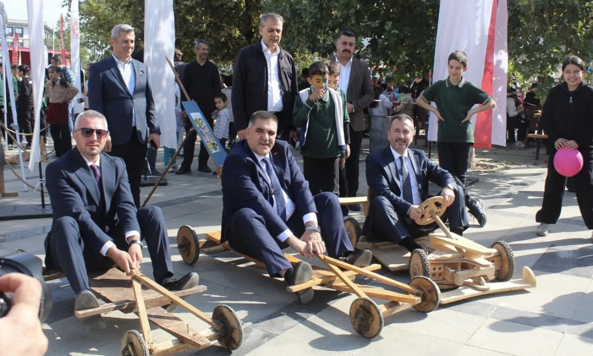 T&uuml;rkoğlu&rsquo;nda &ldquo;90&rsquo;lara D&ouml;n&uuml;ş: Ailece Bir Zaman Yolculuğu&rdquo; Etkinliği D&uuml;zenlendi