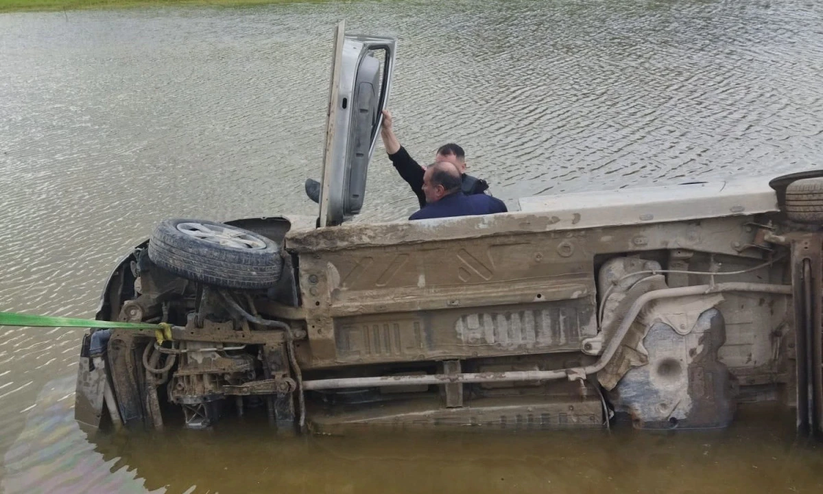 T&uuml;rkoğlu&rsquo;nda Otomobil Su G&ouml;letine D&uuml;şt&uuml;: S&uuml;r&uuml;c&uuml; İtfaiye Ekiplerince Kurtarıldı
