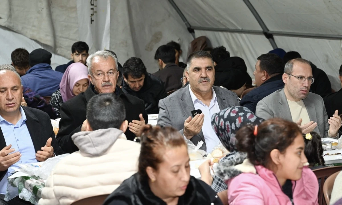 T&uuml;rkoğlu&rsquo;nda Ramazan Coşkusu: İftar Sofraları, Etkinlikler ve Manevi Atmosfer Bir Arada