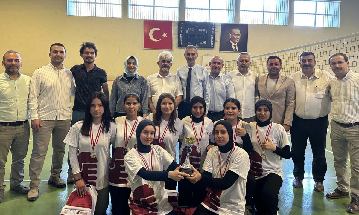 “Ufuk Açan Umutlar” Sahada Hayat Buldu: Kızlar Voleybol Turnuvası İlçe Finali Coşkuyla Tamamlandı