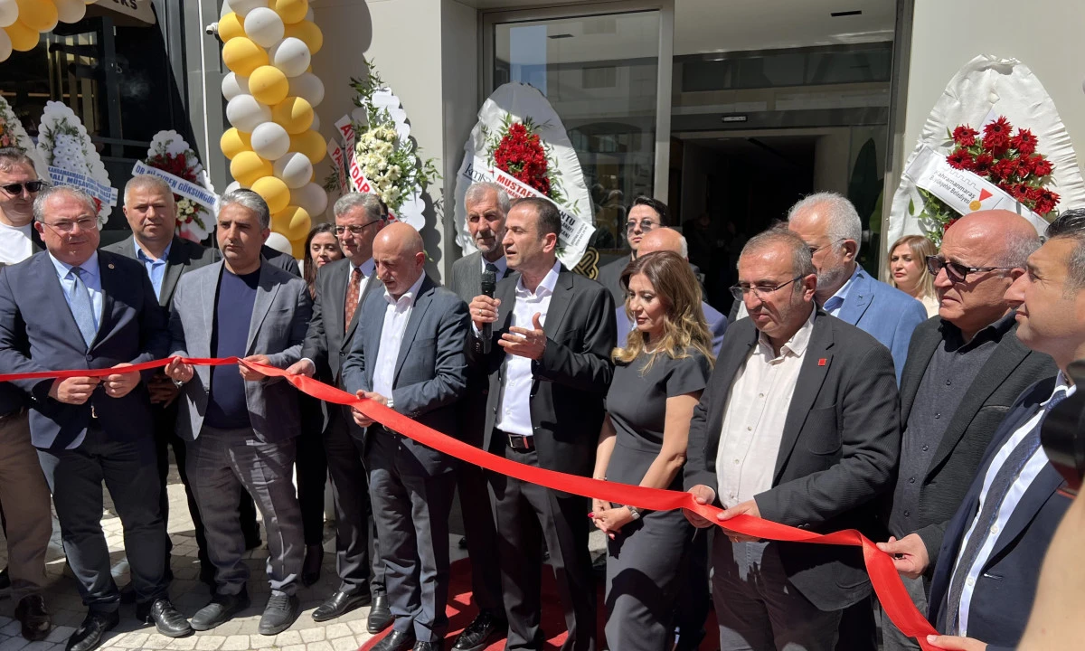 Uzman Dr. &Ouml;zg&uuml;r &Ccedil;ağraş Kliniği Yoğun Katılımla A&ccedil;ıldı