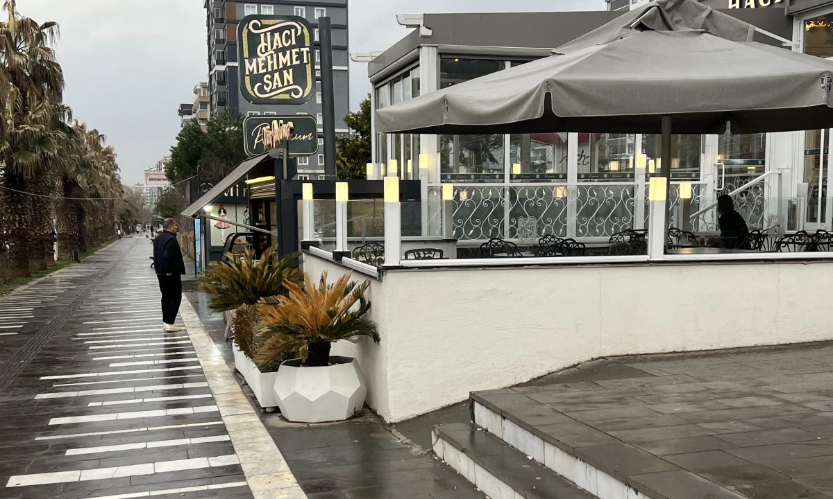 Uzun &Ccedil;arşı&rsquo;da Kaldırım Krizi B&uuml;y&uuml;yor: &ldquo;D&uuml;n Mangal, B&uuml;g&uuml;n Tamamen İşgal&rdquo;